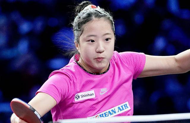 棒球惊险逆转取胜，粉丝狂欢不已