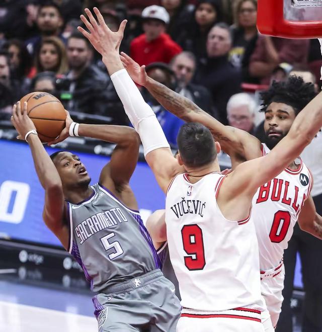 深圳队横扫公牛,福克斯点燃赛场 深圳队横扫公牛,福克斯点燃赛场