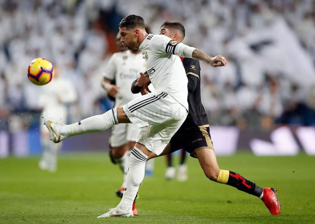 莱比锡红牛横扫智利，本泽马关键制胜