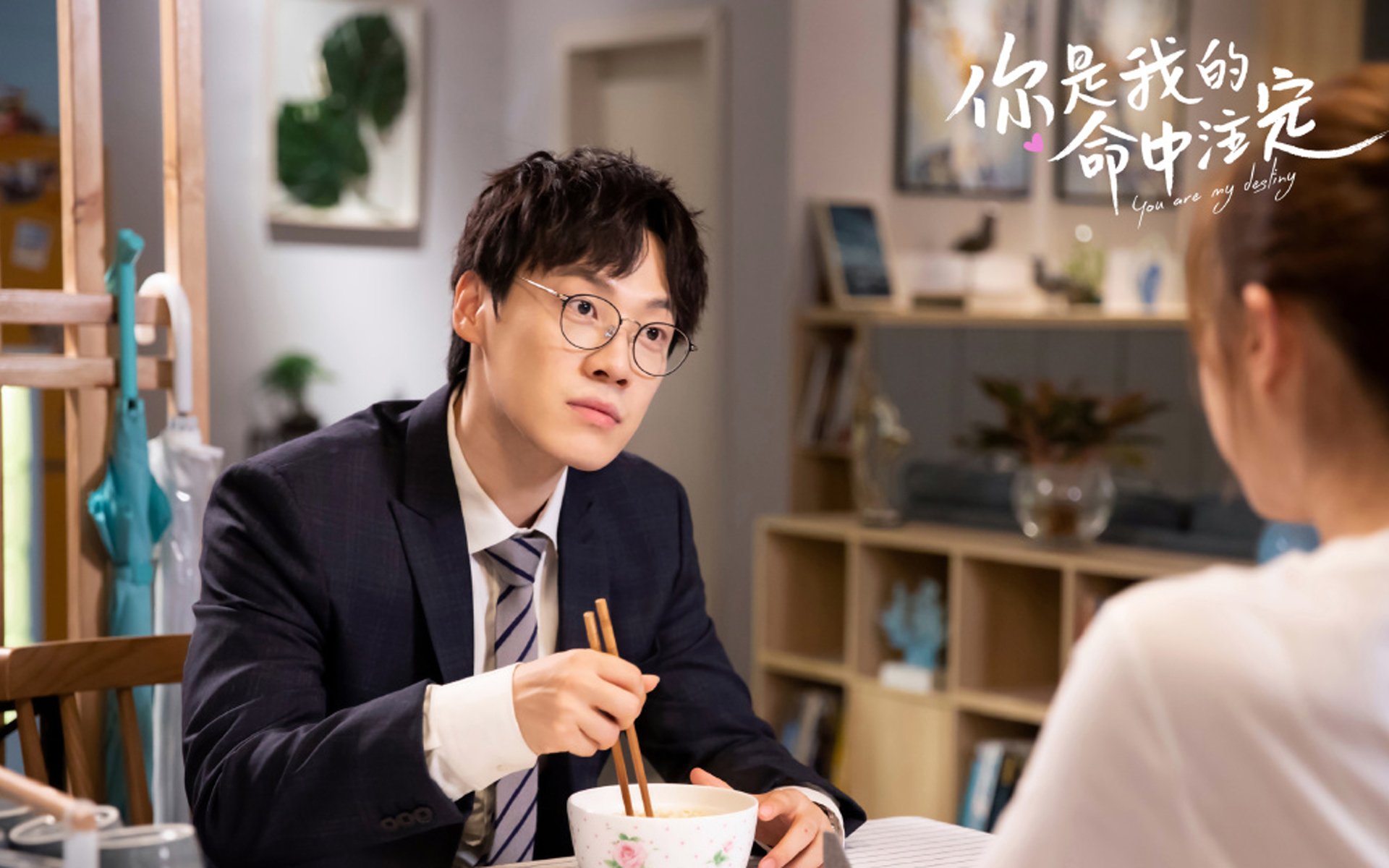 非常有戏剧性，充满了意想不到的碰撞和传奇色彩。我们先来构思一个能抓住眼球、概括核心内容的标题